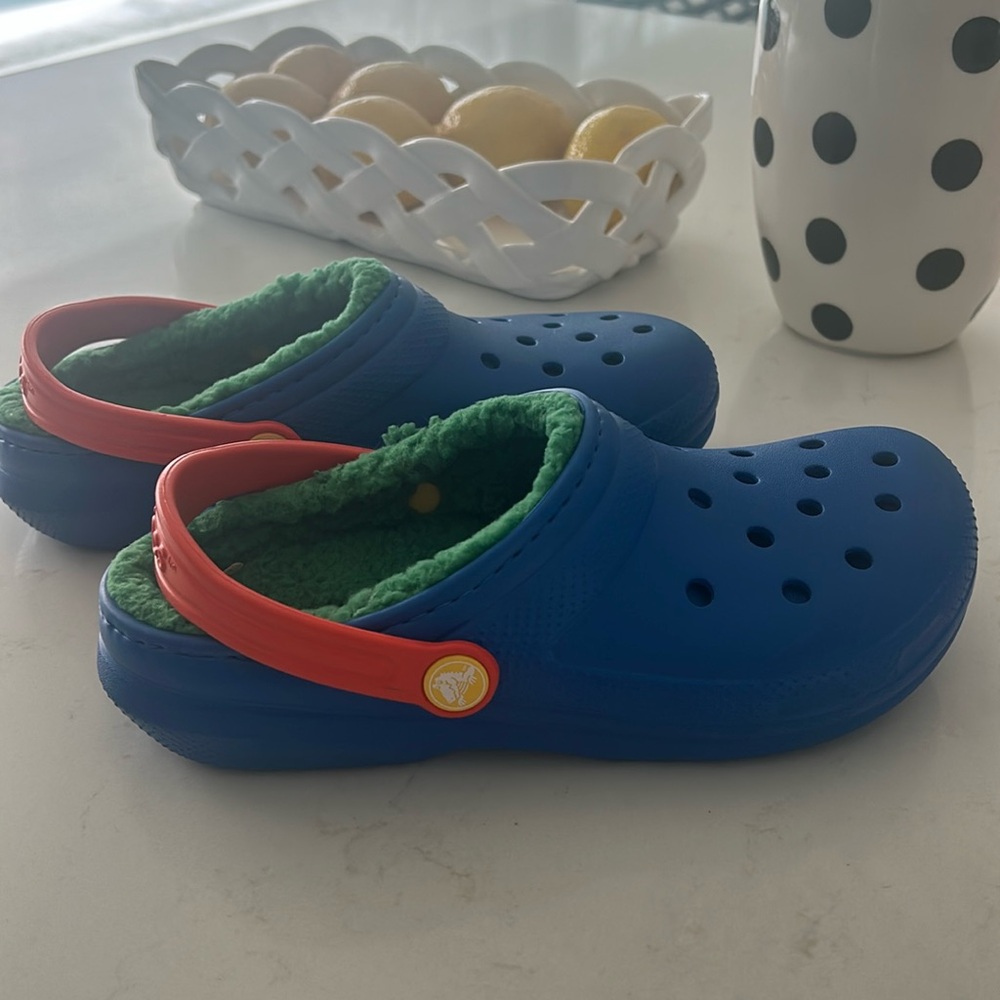 New boys size 4 crocs lined